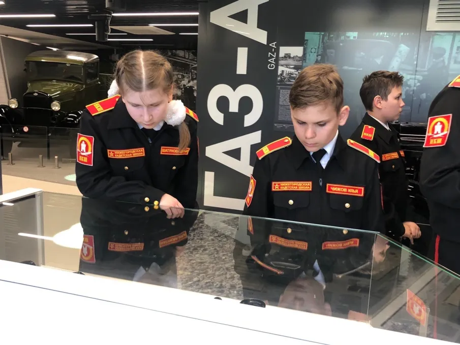 11 мая 6б класс вместе с классным руководителем Плохих Анной Викторовной и воспитателем Максимовой Натальей Анатольевной посетили Музей истории и Трудовой славы «ГАЗ».