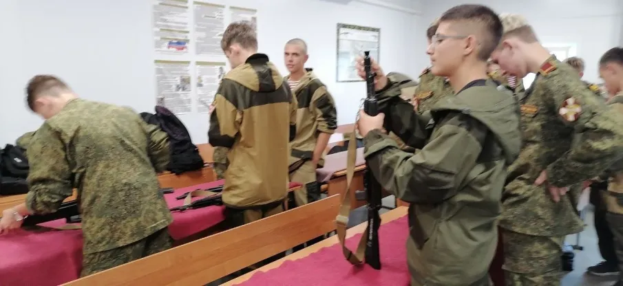 У наших кадет, которые находятся на сборах в Учебном центре «Гвардеец», день проходит очень насыщенно и продуктивно