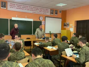Нижегородскую кадетскую школу посетил выпускник нашей школы 2011 года, дважды кавалер Ордена Мужества Громов Ярослав и его наставник Олег Леонидович Сенькевич.