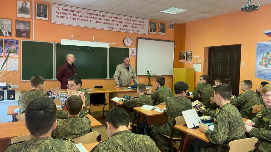 Нижегородскую кадетскую школу посетил выпускник нашей школы 2011 года, дважды кавалер Ордена Мужества Громов Ярослав и его наставник Олег Леонидович Сенькевич.