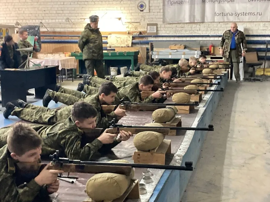 Кадеты НКШ из параллели 6-х классов вместе с классными руководителям и воспитателями посетили Нижегородский областной спортивно-стрелковый клуб