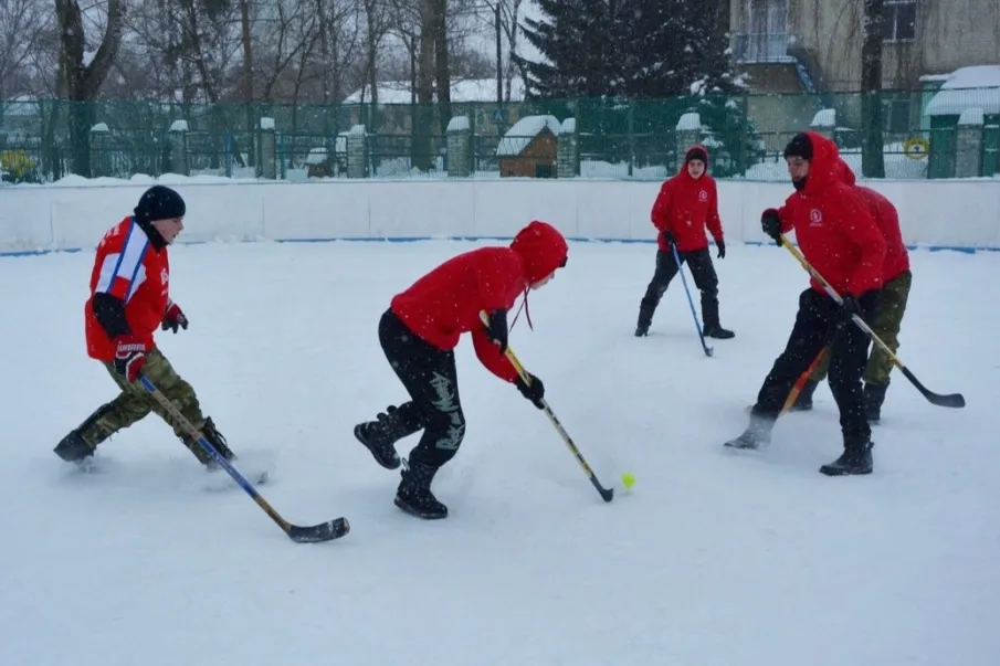 В хоккей играют настоящие кадеты 