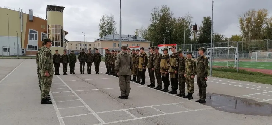 Сегодня наши учащиеся 7-8 классов прибыли на смену «Будущее России» в ДСООЦ « Лазурный», а ученики 9-10 классов на сборы в УЦ « Гвардеец»