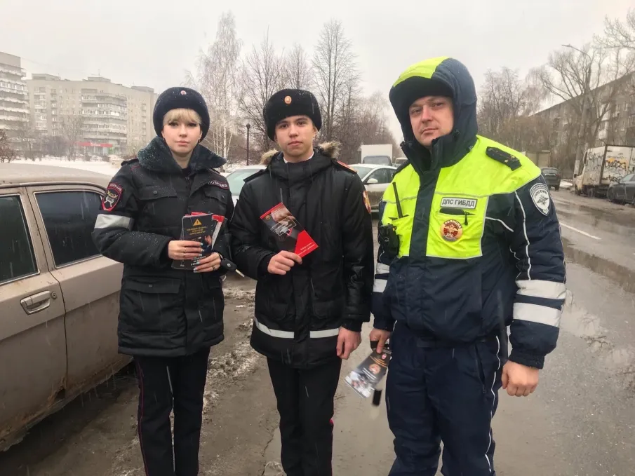 Кадеты 9 А класса совместно с сотрудниками ГИБДД Нижнего Новгорода приняли участие в профилактической акции «Автокресло – детям!».