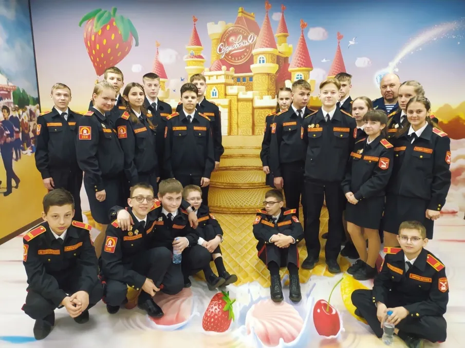 Кадеты 7г класса вместе с классным руководителем Аверкиной Ольгой Николаевной и командиром роты майором Еркуловым Олегом Вадимовичем посетили Сормовскую кондитерскую фабрику.