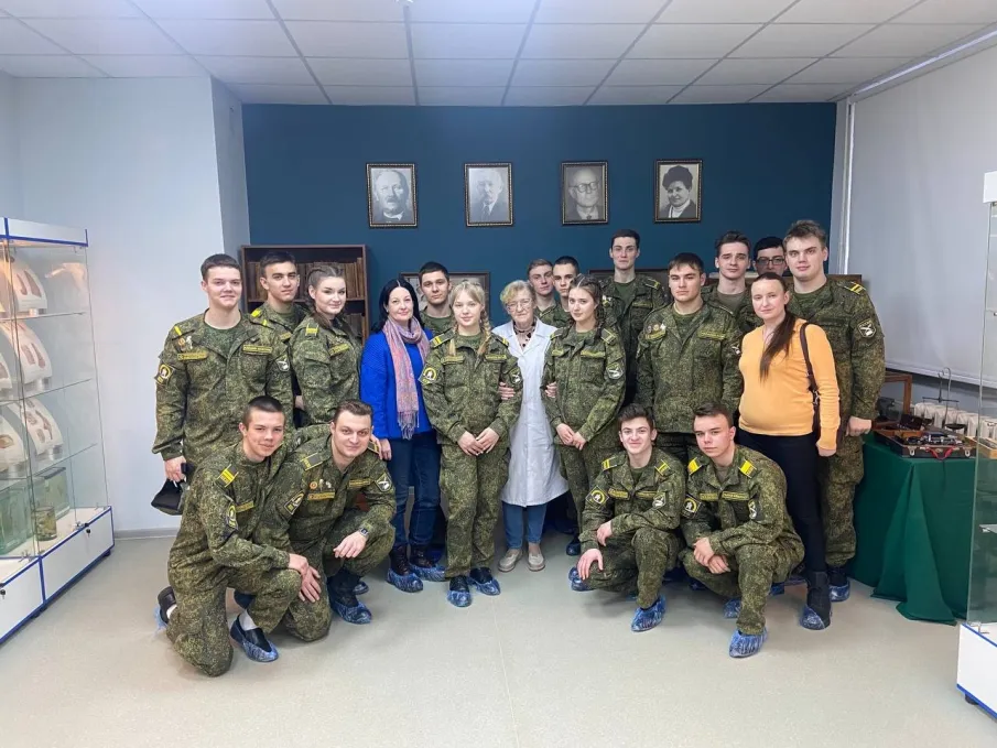 Обучающиеся 11 "Б" класса под руководством заместителя директора Е.М.Кисиной и классного руководителя А.С.Савельевой посетили ЦДОД «Дом научной коллаборации им. П.К. Анохина» при ФГБОУ ВО «ПИМУ» Минздрава России с экскурсионной программой "Изучаем патологию"