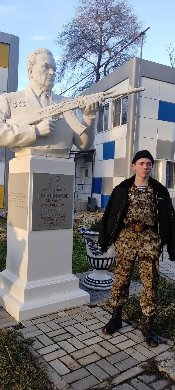 Ученик 10 Б класса Макаров Роман со 2 по 15 февраля 2023 года побывал во Всероссийский детском центре “Смена” на реализуемой образовательной программе “Патриот России”