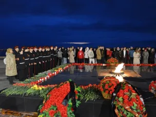 Параллель 9-х классов Нижегородской кадетской школы приняла участие в церемонии воссоединения Вечного огня у мемориального комплекса в Нижегородском кремле.