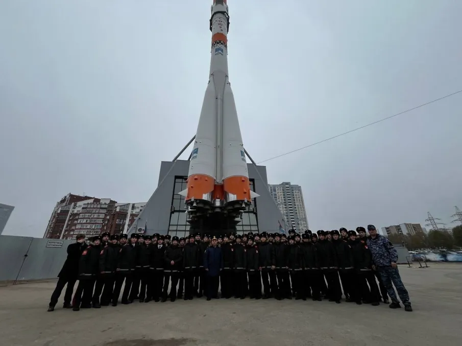 Парадный расчет Нижегородской кадетской школы, прибывший в город Самара для участия в Параде Памяти, сегодня посетил музейно-выставочный центр «Самара Космическая».