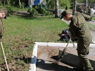 3 мая кадеты 8г класса вместе с командиром роты Касаткиным Вадимом Александровичем и учителем Сабитовой Гузяль Равильевной приняли участие в мероприятии по благоустройству территории рядом с мемориальным сооружением мемориальное сооружение «Стела памяти погибшим в годы Великой Отечественной войны работникам завода «Хромтан» на ул. Шекспира в Нижнем Новгороде.