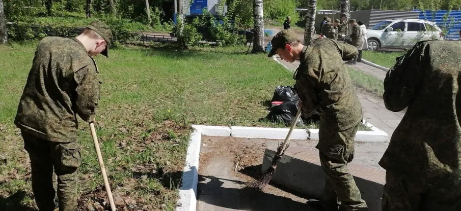 3 мая кадеты 8г класса вместе с командиром роты Касаткиным Вадимом Александровичем и учителем Сабитовой Гузяль Равильевной приняли участие в мероприятии по благоустройству территории рядом с мемориальным сооружением мемориальное сооружение «Стела памяти погибшим в годы Великой Отечественной войны работникам завода «Хромтан» на ул. Шекспира в Нижнем Новгороде.