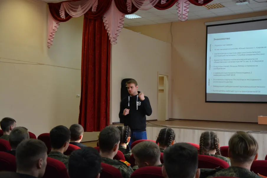 Встреча обучающихся 10-11 классов Нижегородской кадетской школы с Аркадием Дидковским, начальником Молодёжного инженерного центра МГТУ им. Баумана