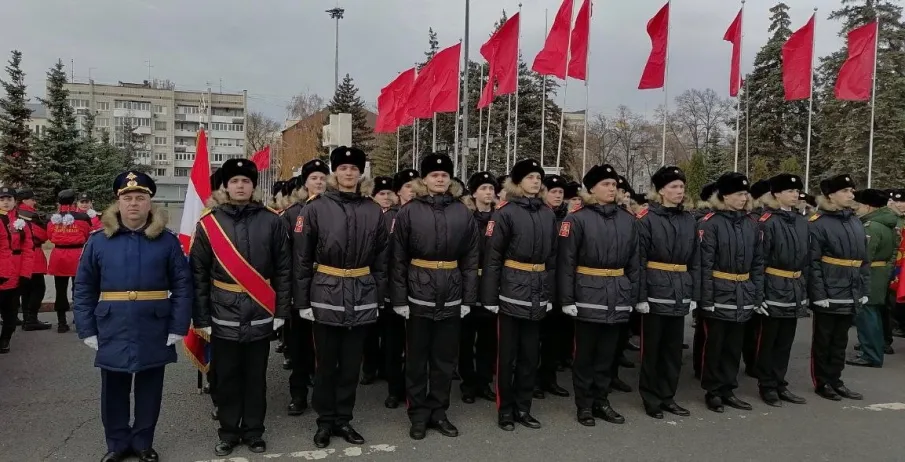 В день Воинской Славы России парадный расчет Нижегородской кадетской школы под командованием подполковника Касаткина Вадима Александровича принял участие в Параде Памяти